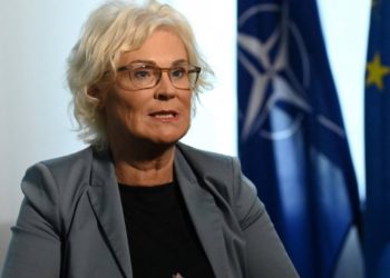 Almanya Savunma Bakanı istifa etti