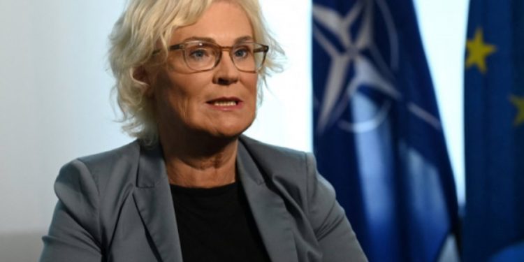 Almanya Savunma Bakanı istifa etti