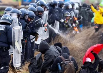 Almanya'da kömür madenine karşı protesto düzenleyen iklim aktivistleri bölgeden uzaklaştırıldı
