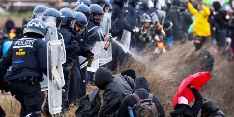 Almanya'da kömür madenine karşı protesto düzenleyen iklim aktivistleri bölgeden uzaklaştırıldı