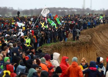 Almanya'da 'linyit köyündeki' iklim eylemcileri alandan çıkarıldı