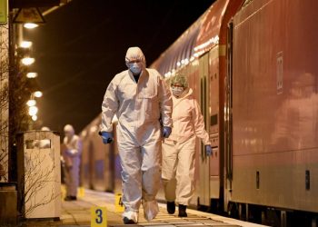 Almanya'da trendeki bıçaklı saldırıda öldürülenlerin kimliği açıklandı