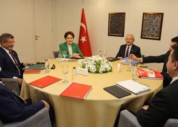 Altılı Masa, TBMM'de anayasal çoğunluğu elde etmek amacıyla milletvekili seçimlerinde uygulanabilecek alternatifleri belirlemek için komisyon kurdu. Komisyonun, hazırlayacağı raporu, genel başkanlara sunacağı belirtildi.