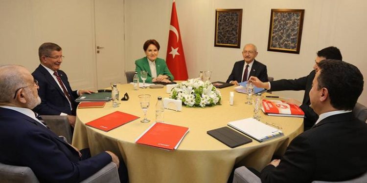 Altılı Masa, TBMM'de anayasal çoğunluğu elde etmek amacıyla milletvekili seçimlerinde uygulanabilecek alternatifleri belirlemek için komisyon kurdu. Komisyonun, hazırlayacağı raporu, genel başkanlara sunacağı belirtildi.