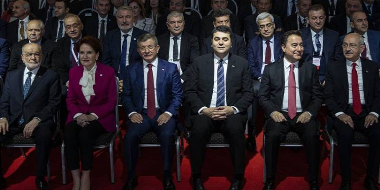 CHP, İyi Parti, Saadet Partisi, Demokrat Parti, DEVA ve Gelecek Partisi’nden oluşan Altılı Masa, Gelecek Partisi ev sahipliğindeki 10’uncu buluşmada, Cumhurbaşkanı adaylığı dışında milletvekili seçim listeleri konusunda da çalışma kararı aldı. Muhalefet kulislerinden edinilen bilgiye göre, Altılı Masa’da yer alan partiler büyük oranda seçimlere kendi partileri logosu altında girecek.