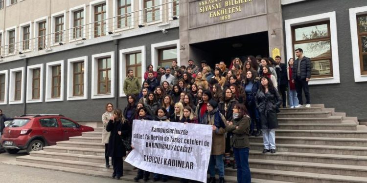 Ankara Üniversitesi’nde bir kadın eski sevgilisi tarafından bıçaklandı
