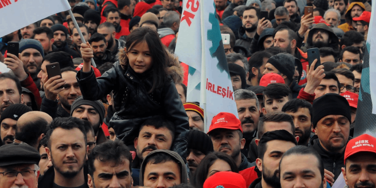 Anlaşma yapıldı: Metal işçisine ek zam