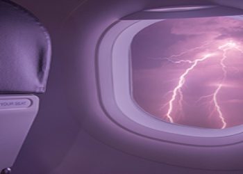 Antalya'da kuvvetli fırtına: Evlerin çatısı uçtu, uçağa yıldırım isabet etti