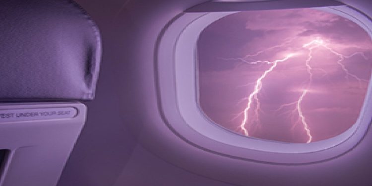 Antalya'da kuvvetli fırtına: Evlerin çatısı uçtu, uçağa yıldırım isabet etti