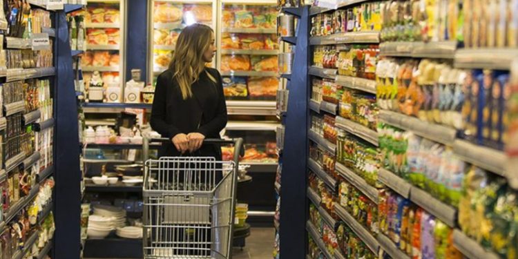 Ipsos araştırmasına göre, artan enflasyonla beraber sepetler küçüldü, market markalı ürünlerin payı ise arttı. Ipsos’un Türkiye CEO’su Sidar Gedik, araştırmayı, "2022, enflasyonun hızla yükseldiği ve maalesef 90'lı yıllar seviyesine döndüğü bir yıl olarak kayıtlara geçti" diye yorumladı.