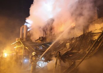 Arnavutköy’de kauçuk fabrikasında yangın