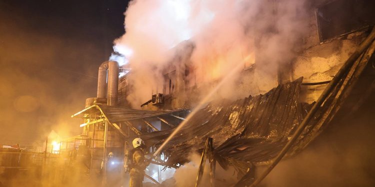 Arnavutköy’de kauçuk fabrikasında yangın