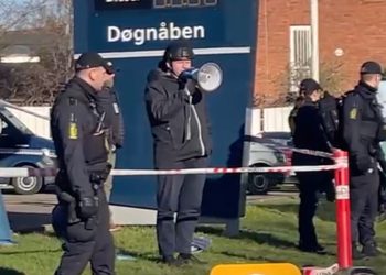 Aşırı sağcı Paludan, Danimarka'da cami karşısında Kur'an-ı Kerim yaktı