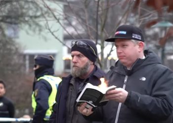 Aşırı sağcı Paludan, İsveç'te Türk Büyükelçiliği önünde Kuran yaktı