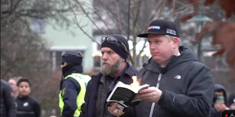 Aşırı sağcı Paludan, İsveç'te Türk Büyükelçiliği önünde Kuran yaktı