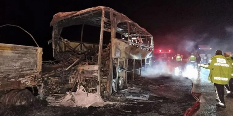 Askeri personel taşıyan otobüs, tıra arkadan çarptı: 3 ölü, 37 yaralı