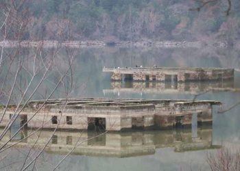 Barajda sular çekilince evler ortaya çıktı