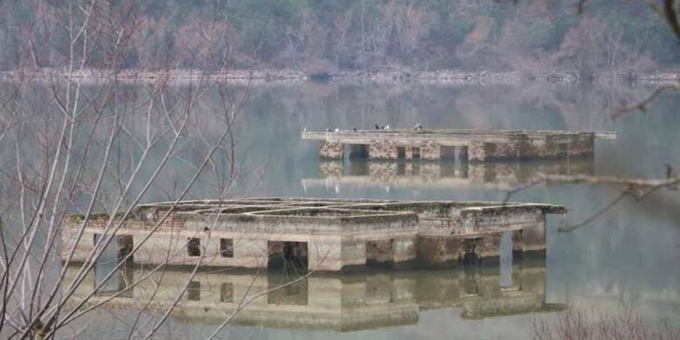 Barajda sular çekilince evler ortaya çıktı