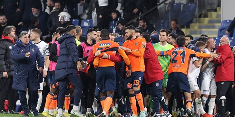 Başakşehir-Adana Demirspor maçı bitti, ortalık karıştı