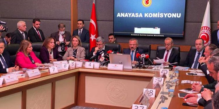 Başörtüsü teklifi, Anayasa Komisyonu'nda