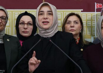 AKP ve MHP, başörtüsüne anayasal güvence ve ailenin korunması gerekçesiyle değişiklik içeren anayasa değişikliği teklifini gelecek hafta TBMM Anayasa Komisyonu gündemine getirme konusunda uzlaştı.