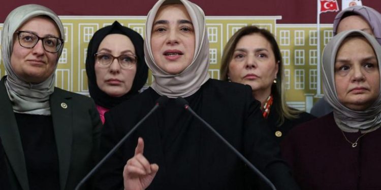 AKP ve MHP, başörtüsüne anayasal güvence ve ailenin korunması gerekçesiyle değişiklik içeren anayasa değişikliği teklifini gelecek hafta TBMM Anayasa Komisyonu gündemine getirme konusunda uzlaştı.