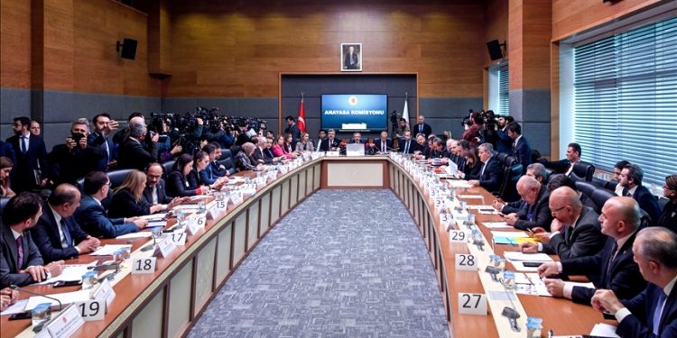 Başörtüsü teklifi komisyondan geçti: CHP ve İYİ Parti salonu terk etti