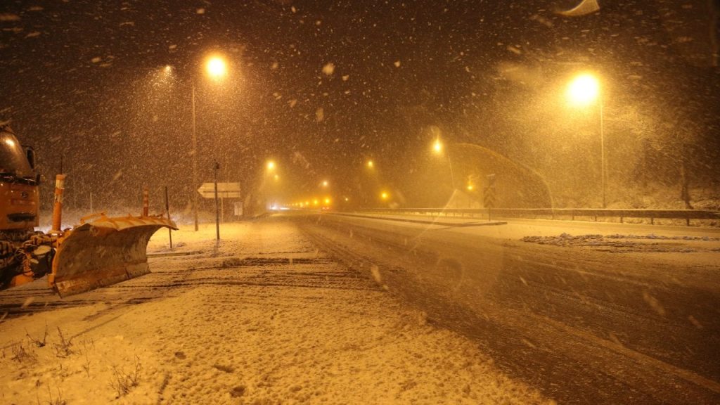 Beklenen kar yağışı geldi: Birçok ilde yollar kapalı