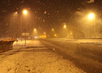 Beklenen kar yağışı geldi: Birçok ilde yollar kapalı