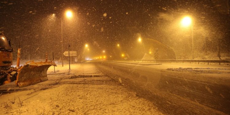 Beklenen kar yağışı geldi: Birçok ilde yollar kapalı