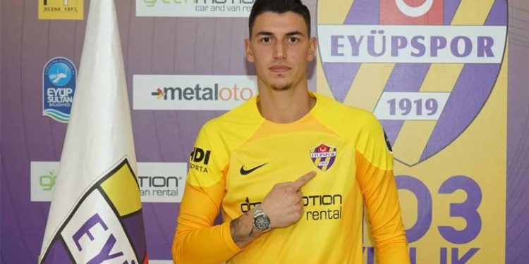 Berke Özer, Eyüpspor'a imza attı, ardından Ümraniyespor'a kiralandı