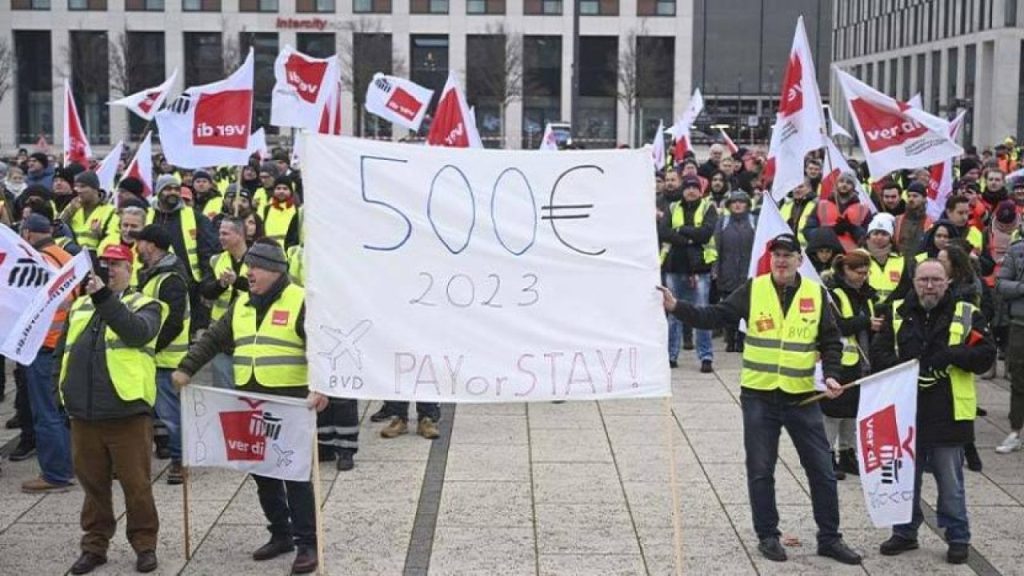 Berlin'de havalimanı işçileri ek zam talebiyle grevde: Yüzlerce uçuş iptal oldu