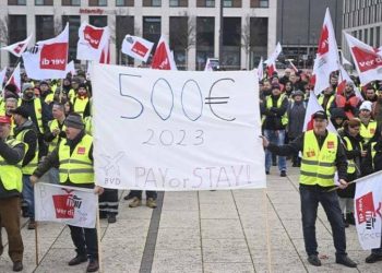 Berlin'de havalimanı işçileri ek zam talebiyle grevde: Yüzlerce uçuş iptal oldu