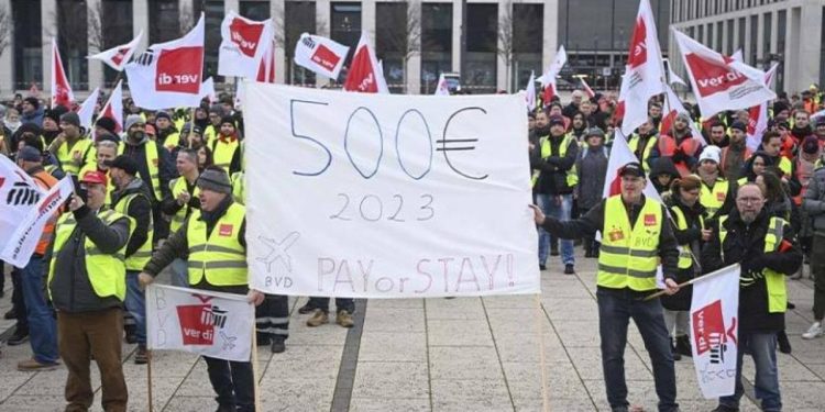 Berlin'de havalimanı işçileri ek zam talebiyle grevde: Yüzlerce uçuş iptal oldu