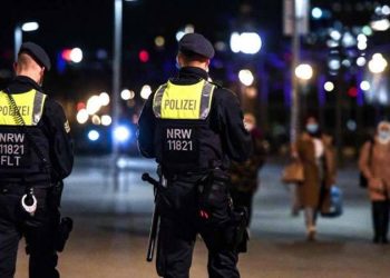 Berlin’de yılbaşı kutlamaları sırasında itfaiye ekipleri ve polise saldırı