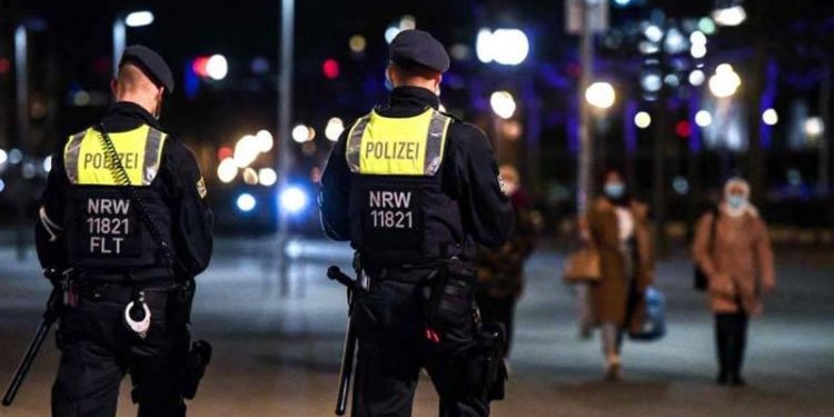Berlin’de yılbaşı kutlamaları sırasında itfaiye ekipleri ve polise saldırı