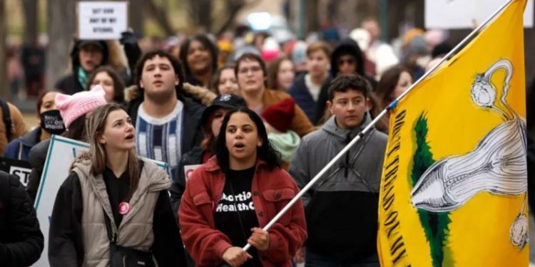 ABD Başkanı Joe Biden ülkesinde kürtaj hakkı mücadelesinin bitmediğini söyledi. Biden, Kongre'ye, kürtaj hakkını federal yasalarla koruma altına alma çağrısı yaptı. Ancak son ara seçimler sonrası Cumhuriyetçiler Temsilciler Meclisi'nde çoğunluğu elde ettiğinden bu imkansız görünüyor.