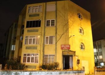 Bir binaya girdiler, dokuz daireyi soyup çıktılar