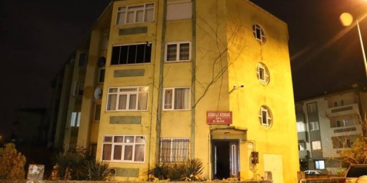 Bir binaya girdiler, dokuz daireyi soyup çıktılar