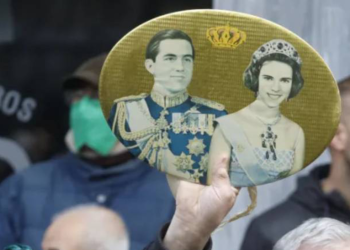 Bir yanda alkışlar, bir yanda yuhalamalar; Devrik Kral Yunanistan'da defnedildi