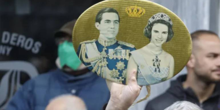 Bir yanda alkışlar, bir yanda yuhalamalar; Devrik Kral Yunanistan'da defnedildi