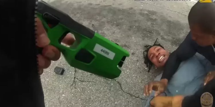 Black Lives Matter kurucusunun kuzeni, polis tarafından şoklanarak öldürüldü