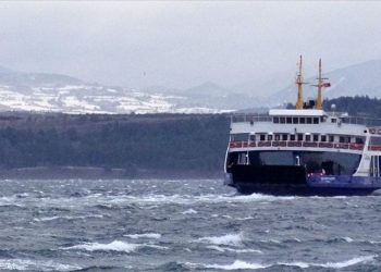 Bozcaada ve Gökçeada feribot seferlerine 'fırtına' engeli