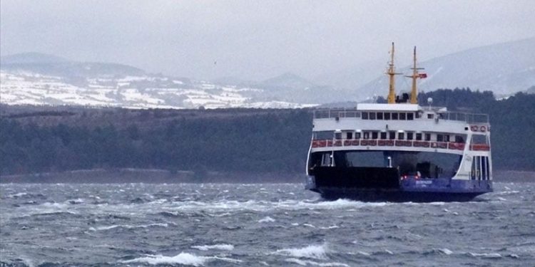 Bozcaada ve Gökçeada feribot seferlerine 'fırtına' engeli