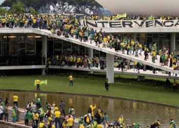 Brezilya'nın başkenti Brazilya'da pazar akşamı popülist eski Devlet Başkanı Jair Bolsonaro'nun destekçileri, ülkenin yasama organına eve sahipliği yapan Kongre, Devlet Başkanlığı ve Yüksek Mahkeme binalarını bastı. Saldırı, Bolsonaro'yu yenen solcu lider Luiz Inácio Lula da Silva'nın yemin ederek göreve başlamasından tam bir hafta sonra meydana geldi.