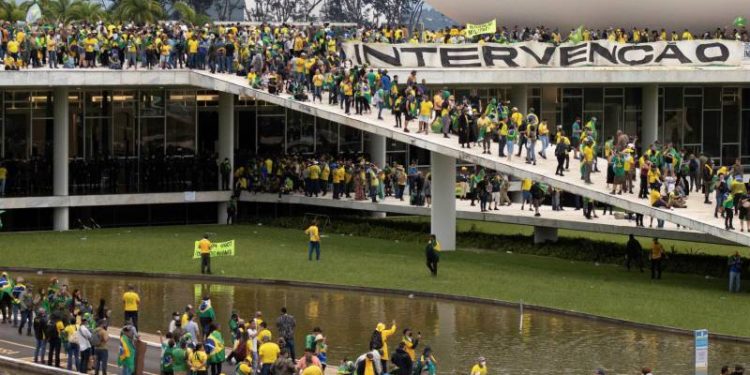 Brezilya'nın başkenti Brazilya'da pazar akşamı popülist eski Devlet Başkanı Jair Bolsonaro'nun destekçileri, ülkenin yasama organına eve sahipliği yapan Kongre, Devlet Başkanlığı ve Yüksek Mahkeme binalarını bastı. Saldırı, Bolsonaro'yu yenen solcu lider Luiz Inácio Lula da Silva'nın yemin ederek göreve başlamasından tam bir hafta sonra meydana geldi.