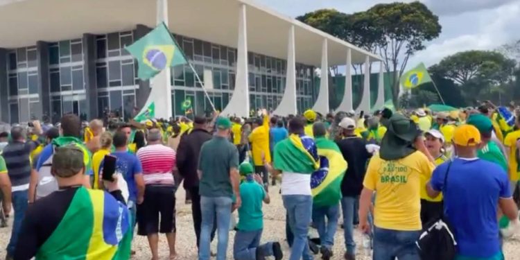 Brezilya'da Bolsonaro destekçileri Kongre'yi bastı