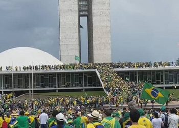 Brezilya'da yüzlerce Bolsonaro destekçisi Ulusal Kongre'yi bastı