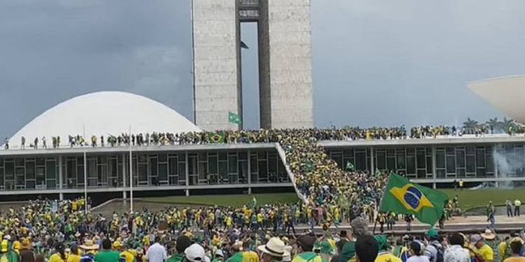 Brezilya'da yüzlerce Bolsonaro destekçisi Ulusal Kongre'yi bastı