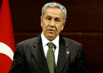 AKP’nin ‘özgül ağırlığı’ Bülent Arınç, HDP’nin kapatılmasını ‘faydasız’ gördüğünü söyledi.